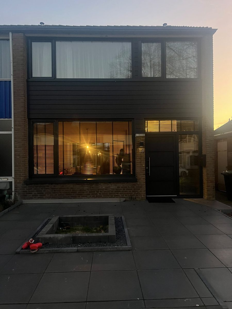 Einfamilienhaus mit neuen Fenstern, Abendlicht