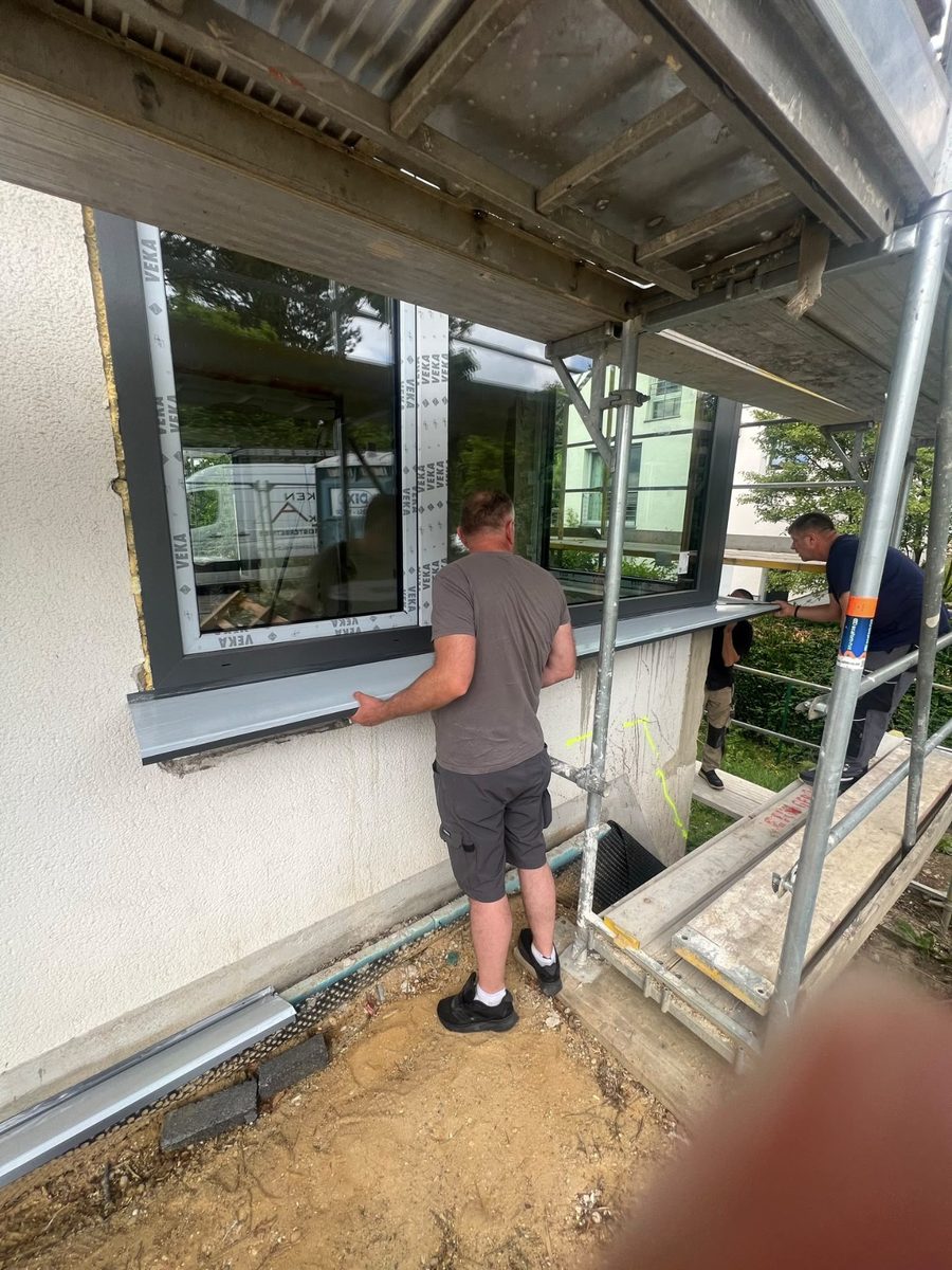 Detailmontage einer Fensterbank